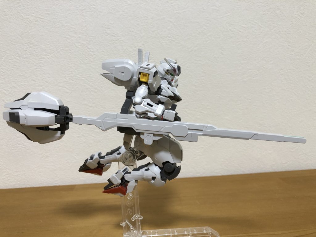 バリアブルロッドライフルがでかくて大迫力。ところでこの写真、スラスターを閉じた状態の形間違ってますね。黒いジョイント部が隠れてるのが正解です。