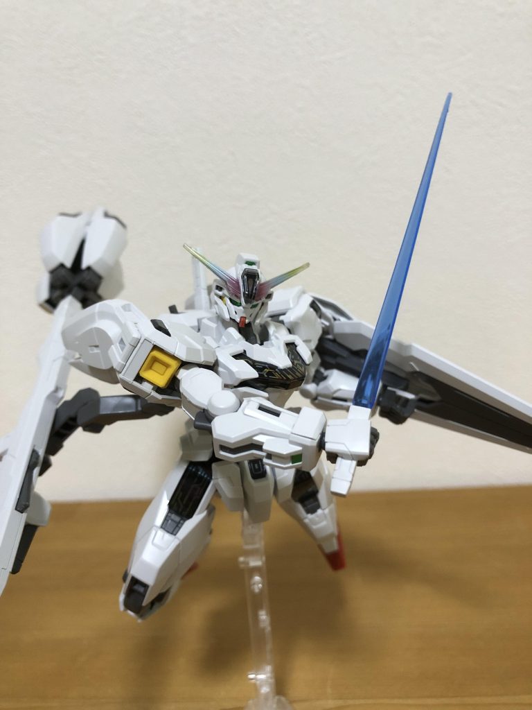 ビームサーベル。虹色アンテナ綺麗ですよね。バンダイ驚異の技術力。安全フラッグ除去に失敗してこれを傷付けてしまわないかと冷や冷やでした。