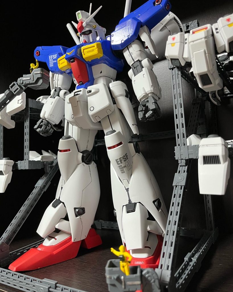 初めての投稿です。初めてはインパクトのある機体を投稿したかったのでこちらを選びました。下から眺めるPGはやはりHGやMGと違い迫力がありますね(*'▽'*)自分は簡単フィニッシュしかしませんがこのキットでは作業員を塗装してみました。