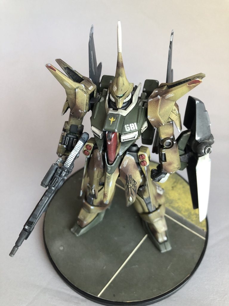 ともあれ、こうしてみるとなかなかのイケメンです。ちょっと、浮かれたデザインですが迷彩も意外と似合います。グレミーが起たなければ、シャアの乗機になったのかな?との想像も捗ります。