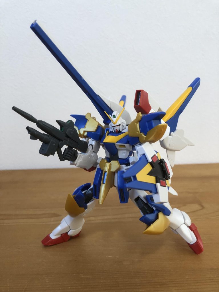 作中でアサルトバスター形態で使用していた方のビームライフル。腰にミサイルポッド付いてるので完全な作中仕様ではないですが。