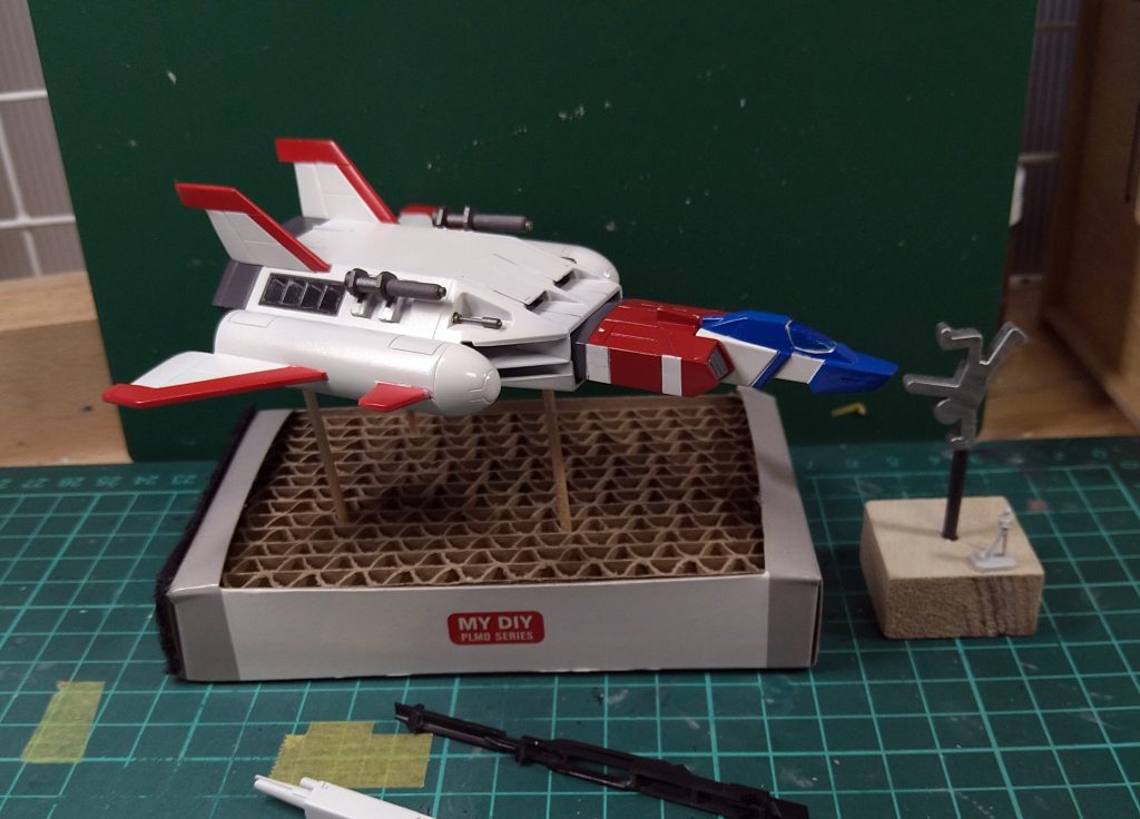 次のキットが作りたくなったのでジオラマの撮影は簡単なものでフィニッシュとなりました。下敷きの古新聞なんかが見切れていますがご勘弁を・・・次回作は放置中のSD/トルネードガンダム2ndかHG/陸戦ガンダムかHGre/Zガンダムか・・・?