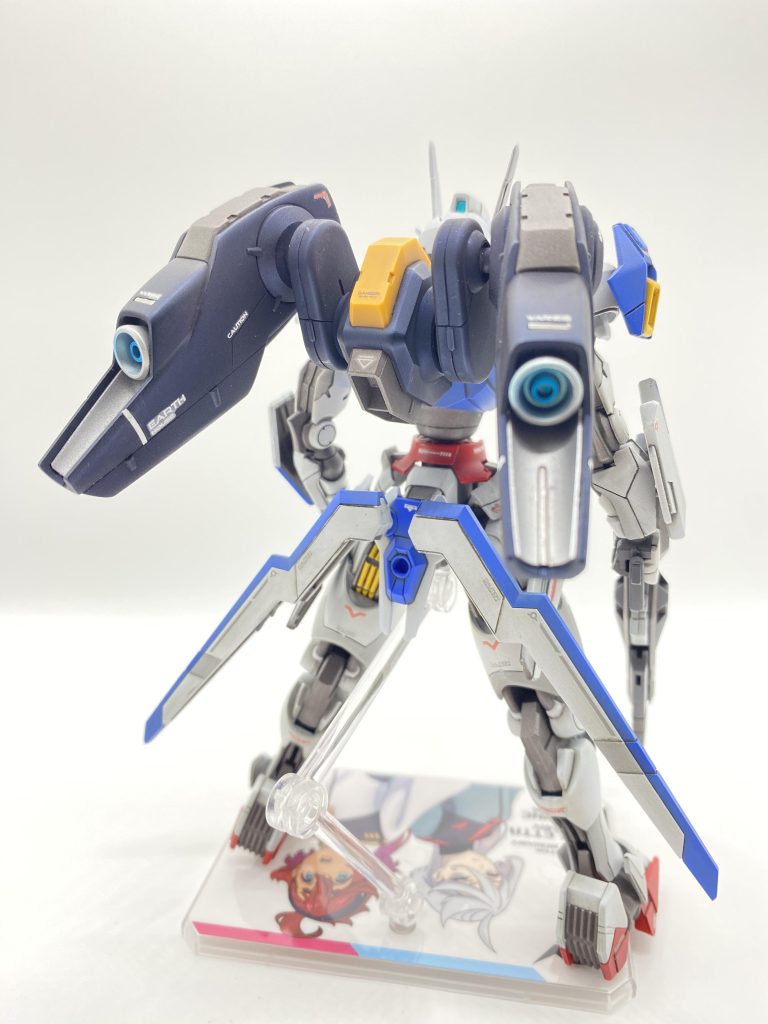 フライトユニット装備中のバックショット。ユニット大部分は、ガイアのプリズムブルーブラック。シルバー箇所は、ガイアのExシルバー。水転写デカールにUVカットスムースクリアーでコートして、リアルタッチマーカーでウォッシング。暗い色では、砂埃で汚したかったが宇宙でのストーリーなので諦めました笑笑バーニア内部を設定色にしたかったんですが、つい蛍光ブルーを吹いてしまいました笑笑バーニア発光、したい症候群がが💦