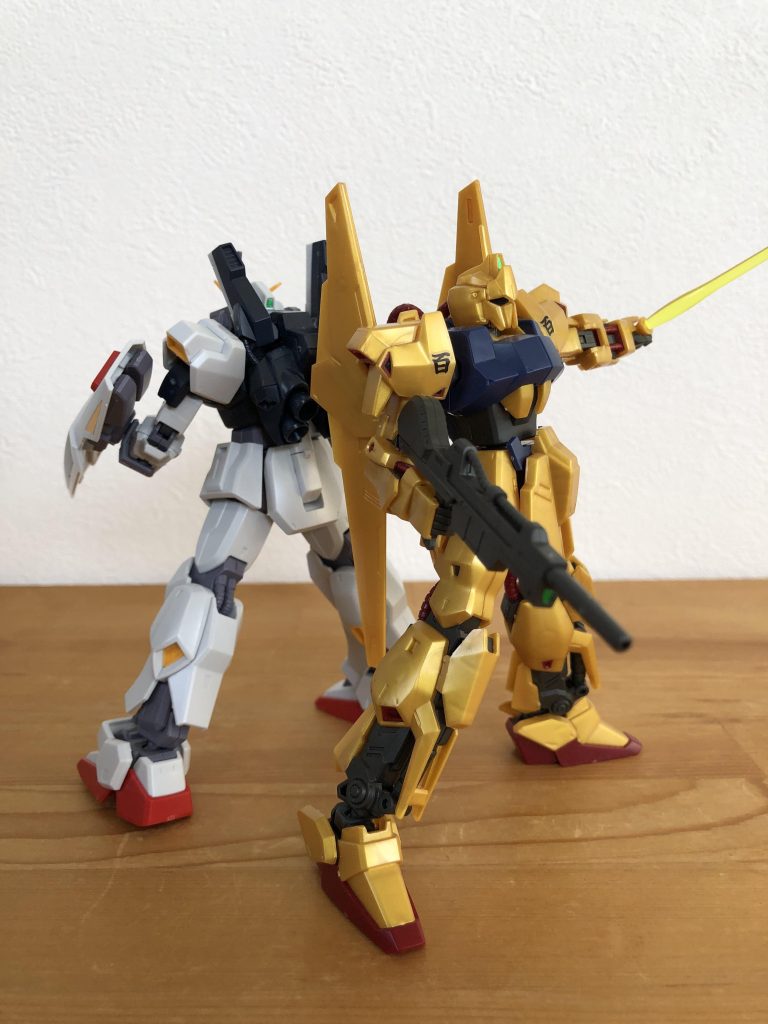 背中合わせで戦うMk-Ⅱと百式。カミーユとクワトロでも、エルとビーチャでもお好きな方で。