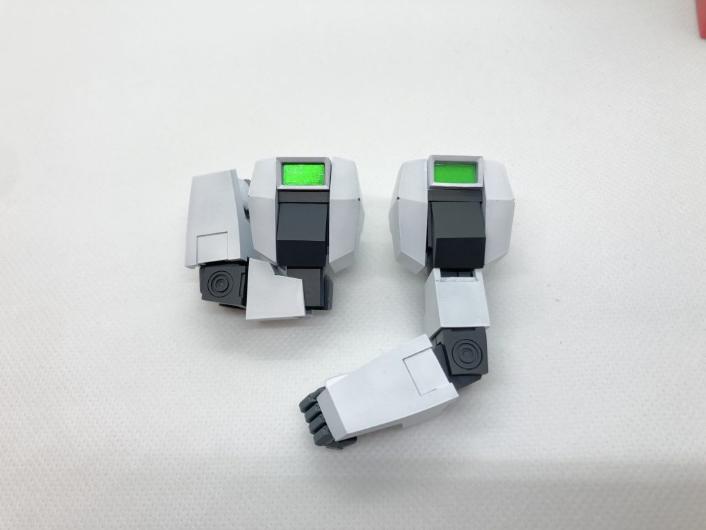 上腕に関節を仕込んで二重関節化可動範囲の狭さを解決しました。