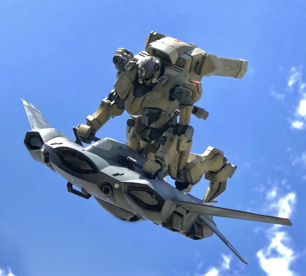 写真は野外で撮影し、アクションベースのアームを「フォト消しゴム」というアプリで消しました。