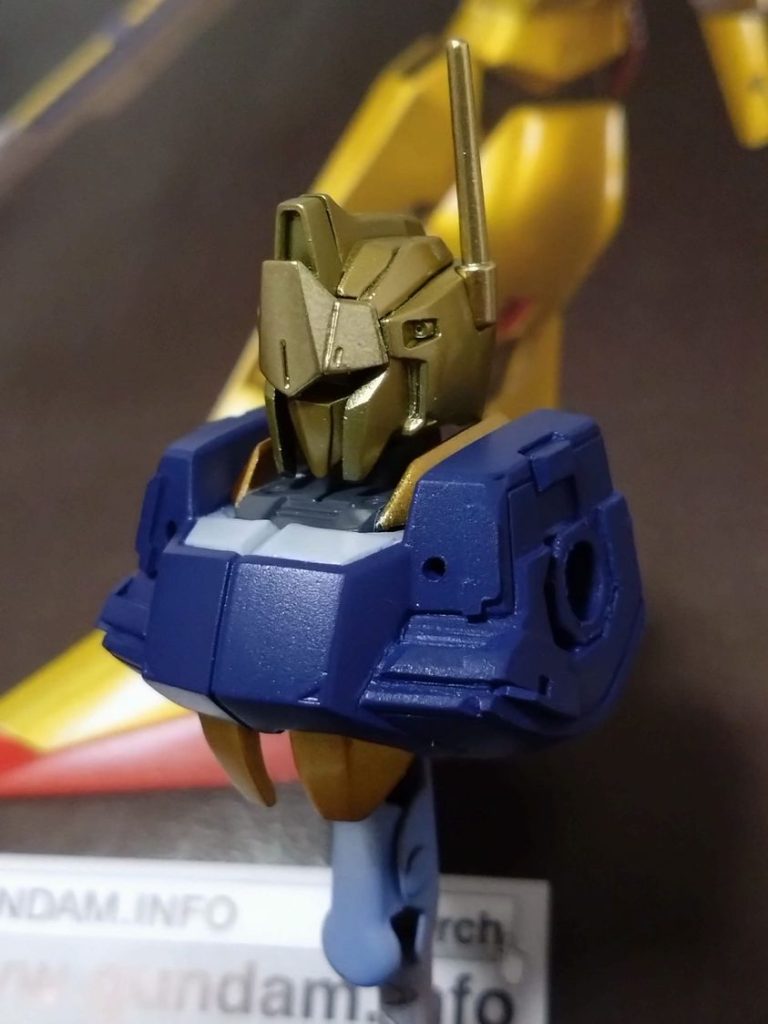 塗装中全般的に、金色の面積は減らしてます。金色と置き換えた個所は、白、ダークグレーといった無彩色にしています