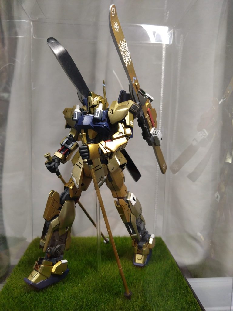 ベースの作成途中&一次完成バージョンスキー板の取り付け角度が違ったり、ストックのストラップがなかったり、ベースの草(100円ショップで購入の芝シート)が単純だったりケースは100円ショップで購入したもの