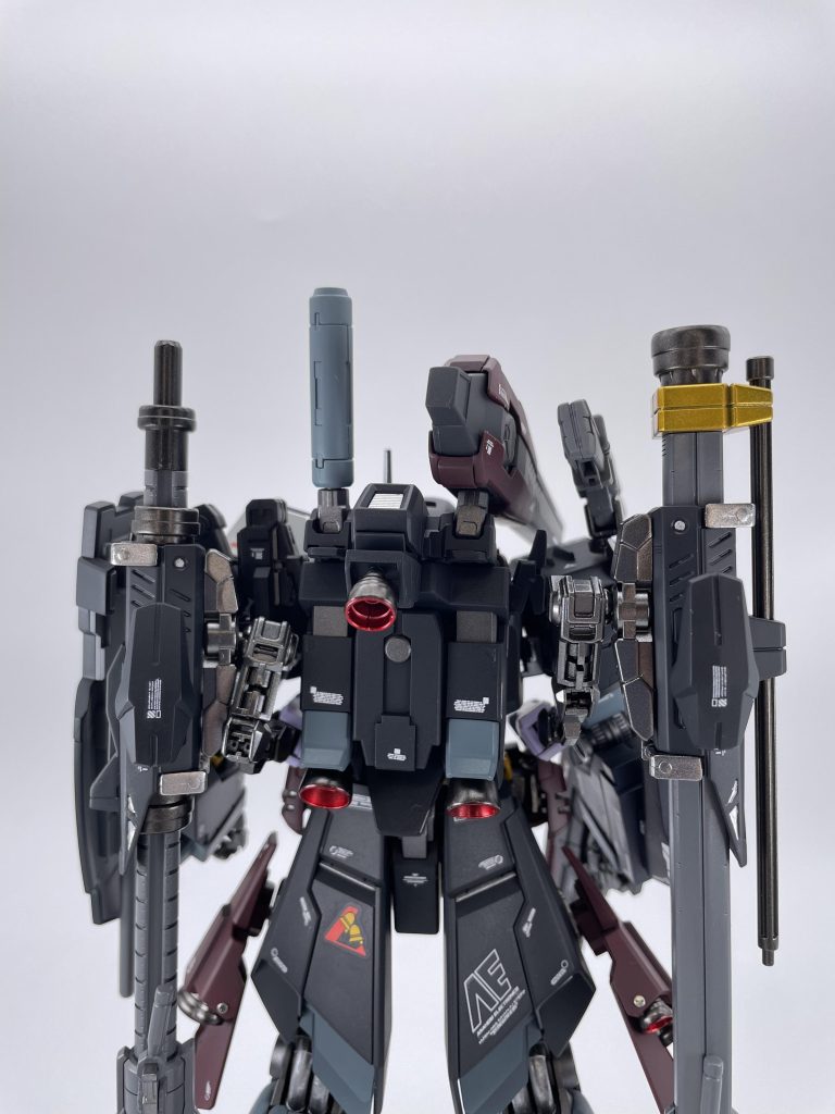 ゴツい感じを持たせるために、フロントスカートも若干大きくして、リアスカートは思い切って別のキットのものを使用しました。