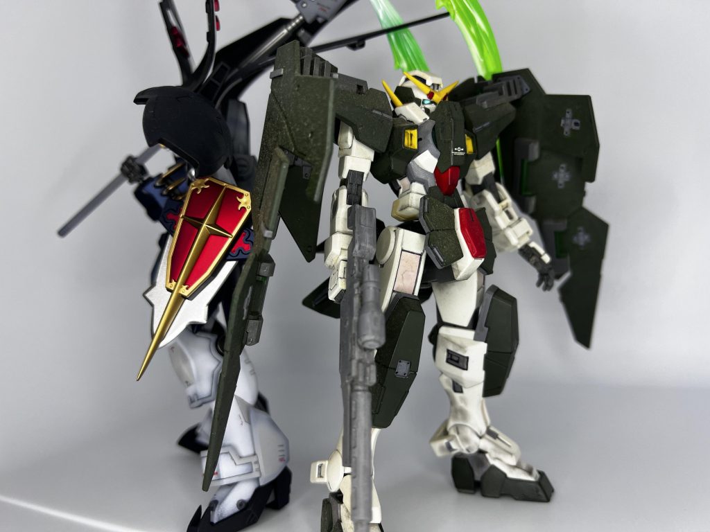 デュナメスは16年前に筆塗りで部分塗装しています。16年実家に眠っており、トップコートを吹いていたのですが合わせ目消ししたところが黄色く変色していました。当時はウェザリングにハマっていて、デュナメスは足元に少しウェザリングしてます。