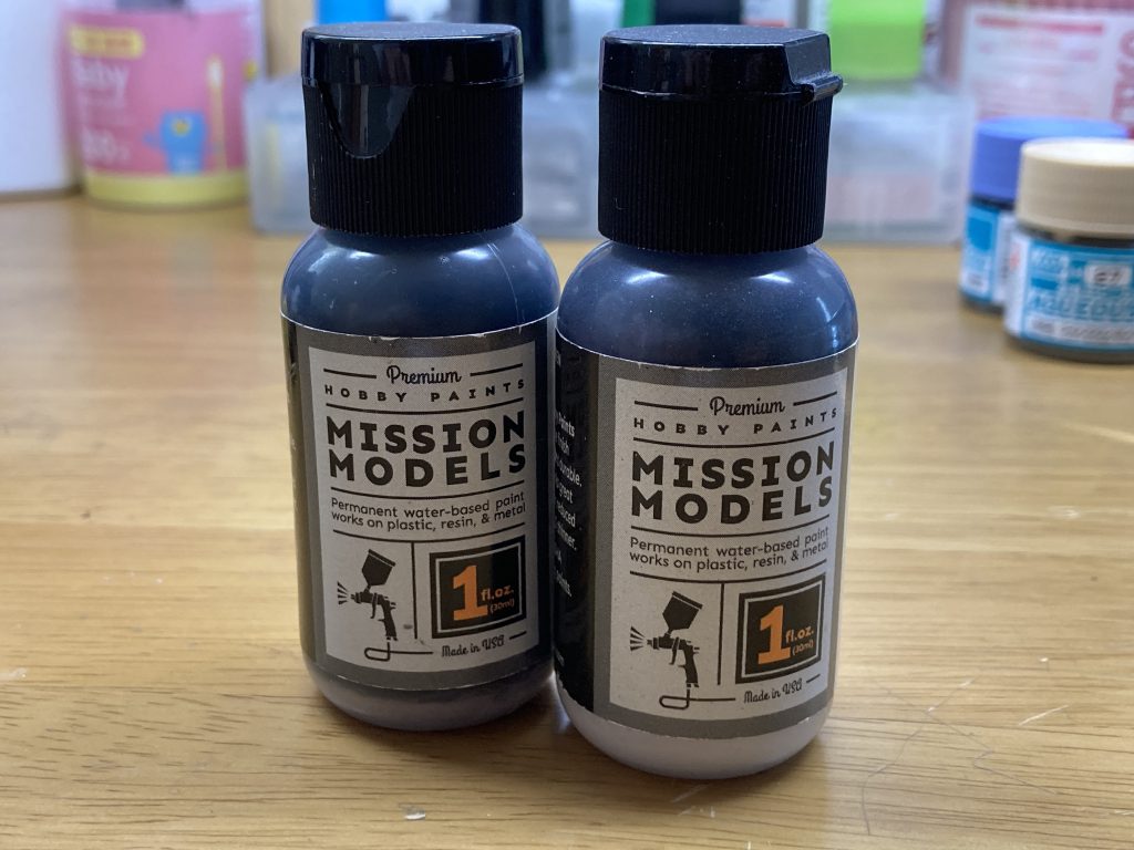 塗装はラッカーの黒を下地に、装甲色を水性塗料で立ち上げ塗装をしています。飛行機プラモによく使うロービジ色用のグレーを使うことで、原画に近い色合いになりました。その他の色も全て水性塗料で立ち上げ塗装しています。飛行機を作るようになってからメイン塗料を水性に変更したのでガンプラでもいけるか試してみた次第です。ABS製のフレームも難なく塗装できて剥げないので、RGにこそ水性塗料がピッタリだと思います。