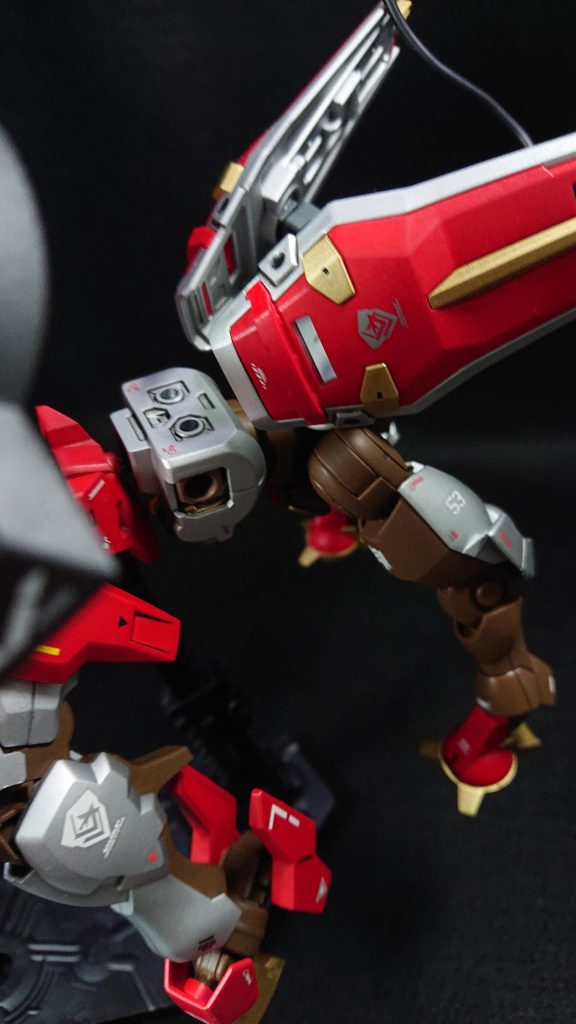 部分塗装にタミヤのエナメル塗料・クロームシルバー・フラットブラック・フラットレッドセンサー部分にはMr.メタリックカラーGX・メタルピーチ