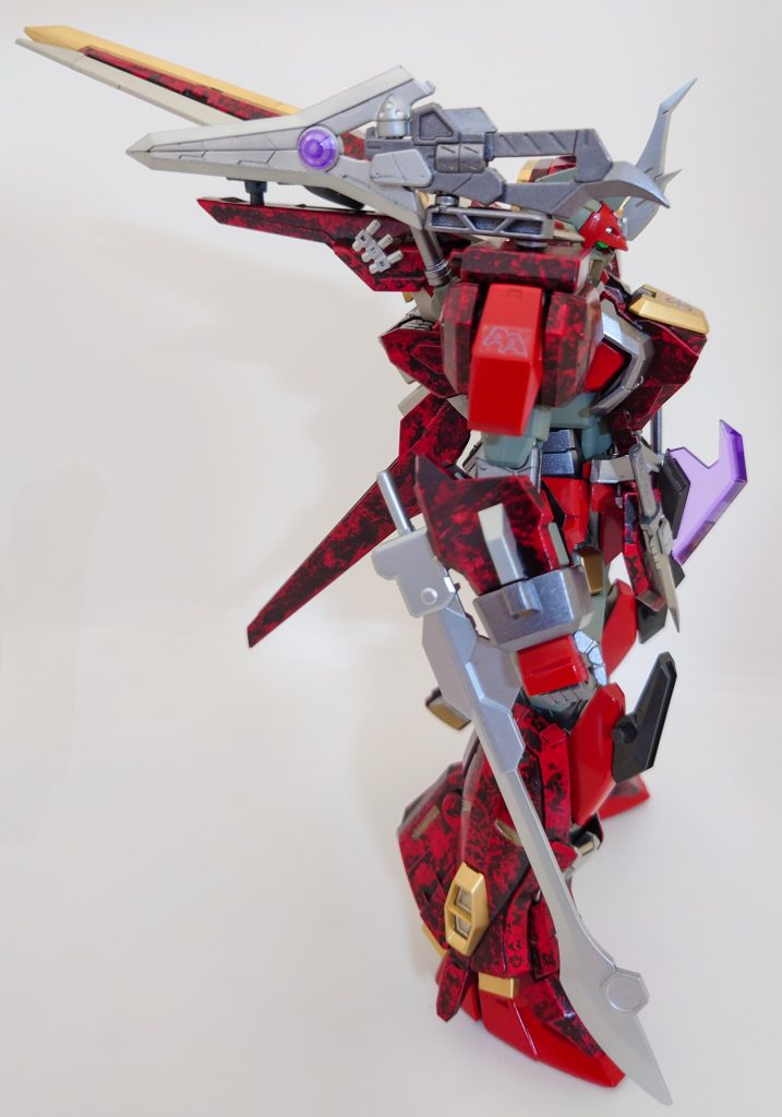 右肩上には銃火器ではなくショートソードを取付けてみました。