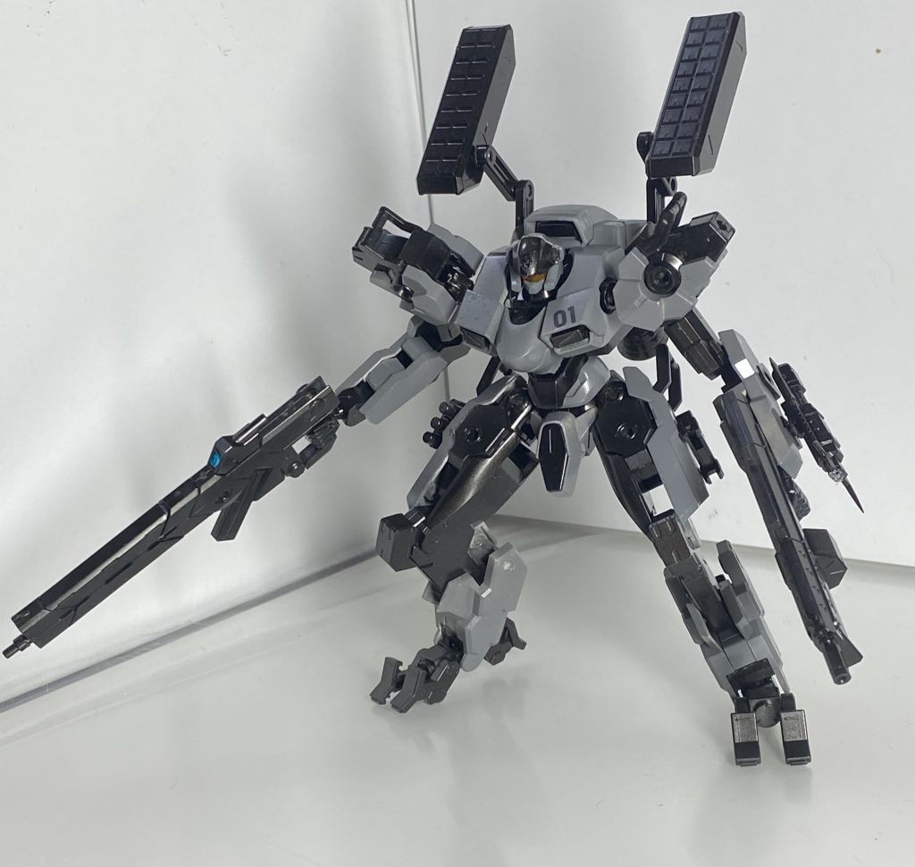 後ろに装備しているのは18連装ミサイルポッドが2つあり水平に展開し使用する。