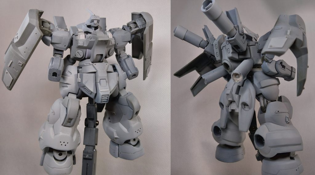 お？良いのでは？特に素組みでは背中が寂しかったので、タンク4本つけるとイメージがガラリと変わりました。サフを薄めに吹いたせいか、透けた下地の色の差異が塗り分けっぽく見えて、あ、もうこれで完成でいいんじゃ？となんとも言えない満足感に襲われてしまう事に。いや僕的になんかカッコいいんですよ…このオールグレー。なんか塗装する気が本当に起きなくて、この後一週間ばかり、このまま飾りました。サフ、恐るべし。そしてそのまま、ついにガンプラを忘れかけ、来たる2023年8月25日、そう、アーマードコア6の発売日です。ウッキウキでチュートリアルをクリアして、アセンブルで機体を組んでいたんですよね。デカール作ったり、機体色作ったり、なんと今作は、ウェザリングまで出来るんだ！すげぇ！…まるでガンプラみてぇ！ 何故リアルガンプラをさし置いて、ゲーム内でガンプラみたいなモノを作っているのかと我に返りまして。断腸の思いでセーブして、先に塗装再開する事に。