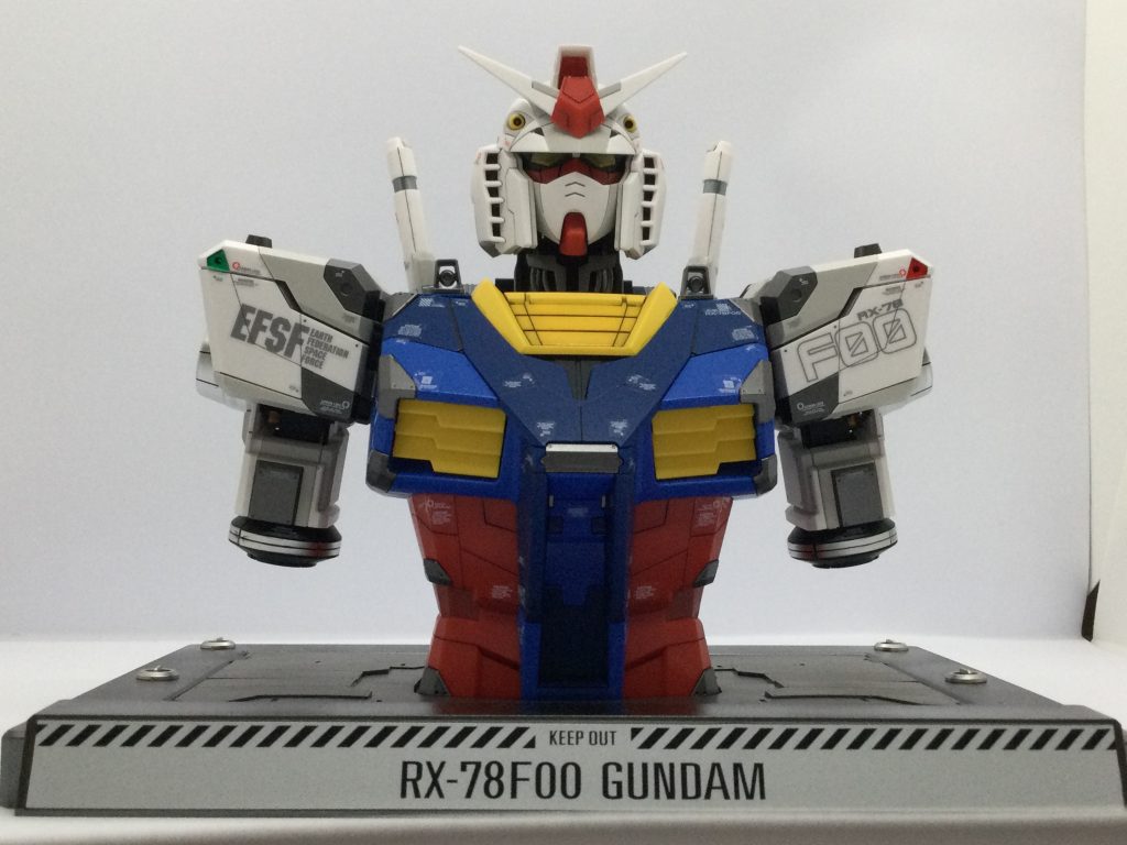 後は最後に「ガイア セミグロスクリアー」トップコートとして使用。　これぐらいですねw このモデル、ボタン電池で目が光るんですよね。　