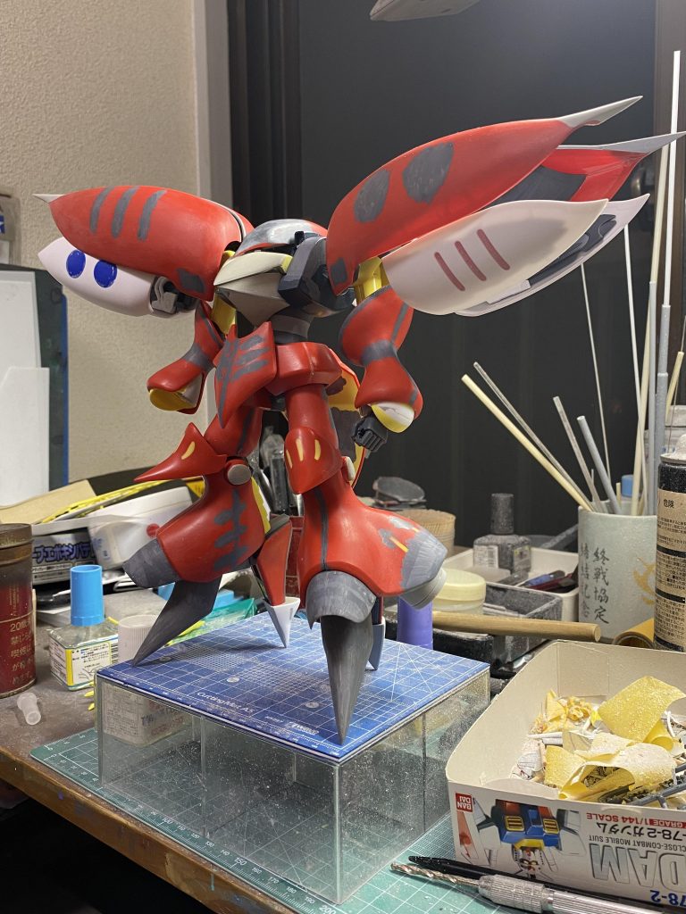 制作中期です。足の袖を横に幅を広くして、内部にスラスターを取り付けています。また、頭部はエイリアンのように長く鋭くして、肩部バインダーをHGのものを加工して取り付け、8枚にしています。腕は内側に曲がるようにプラ板とパテで加工して、手の取り付け位置を変更しました。