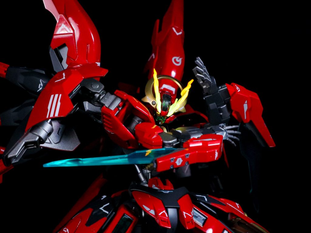 トンファーエッジ両肘に装備された隠し武装。液体金属を瞬時に硬化しブレードを成形する。