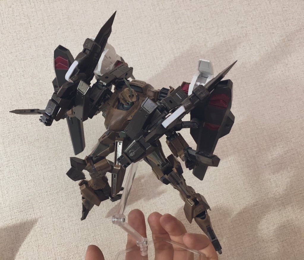 武器は小型のライフルブレードにもなり両肩にラックできます。(見た目もそれなりに変わるのでこの位置にラックすることにしました。)