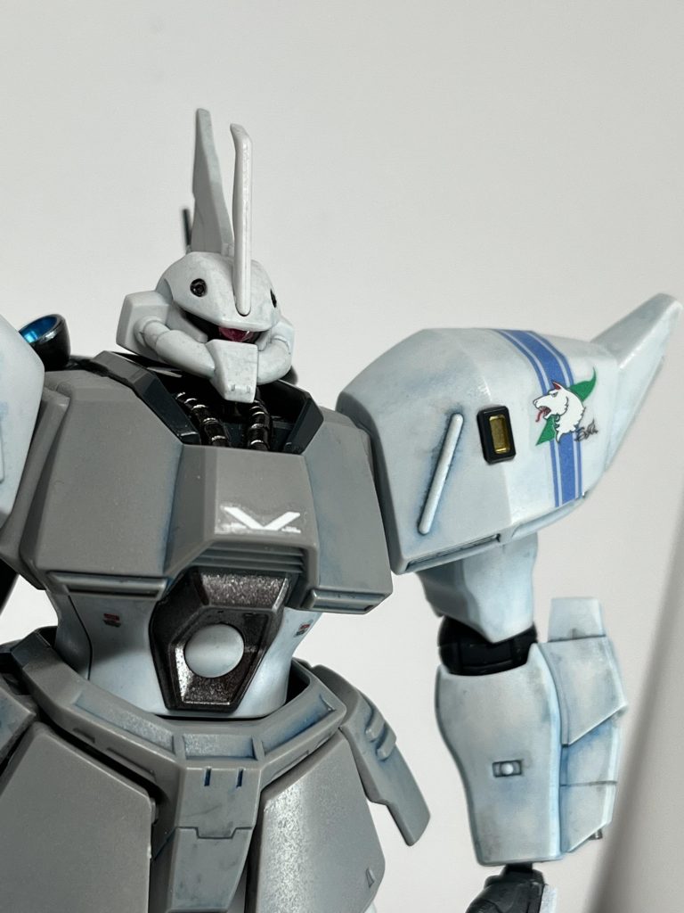 付属の左肩パーソナルマーク以外はガンダムデカールを貼ってディテールアップ。成形色はモノトーンなので、Mr.ウェザリングカラーのマルチグレーと、フィルタリキッドのシェードブルーの混色でフィルターをかけ、さらにピンウォッシュで立体感を出しています。