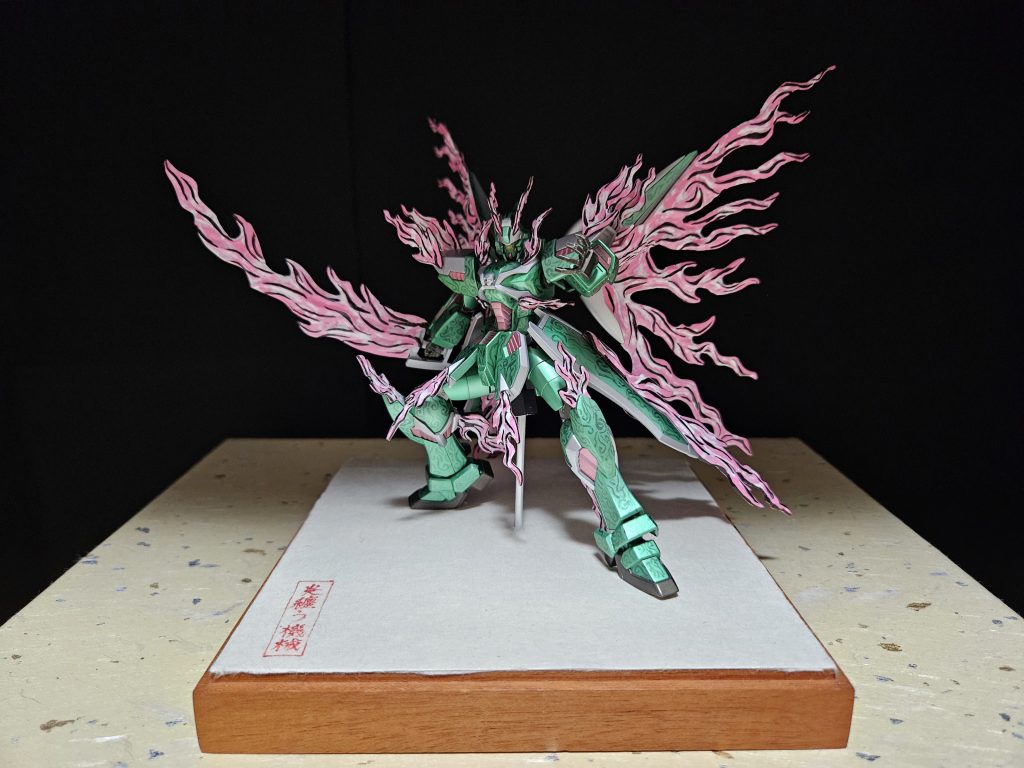 正面。全身から放出される光の翼＝ファントムライトは白とピンクで塗りました。ピンクは赤みを足すためにモンザレッドを少量混ぜています。通常、炎の色は中心に近いほど白、遠いほど赤などで塗られると思いますが、ファントムライトは「不安定な光の翼」なので、それを表現するために塗り分けは乱雑に行いました。