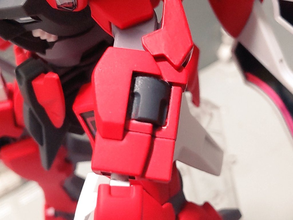 リボルバーのシリンダー部を部分塗装しているのがワンポイント。今回のお気に入り作業