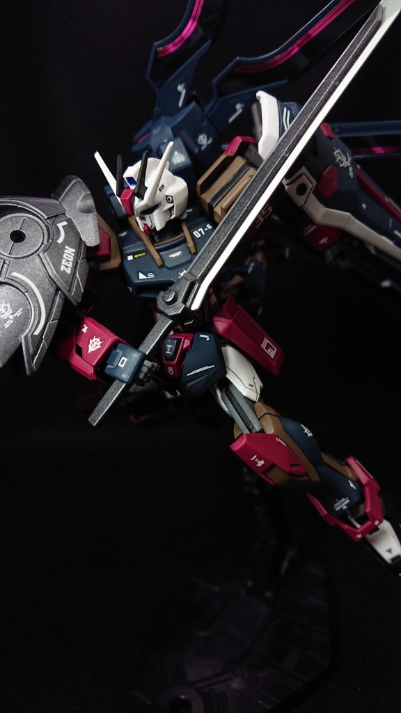 機体カラーは“悪役”と聞いた時から、ウマ娘のライスシャワーっぽい色合いにしてみようと考えていました実際に塗装してみると、少し赤みが強くなってしまいライスらしさが無くなってしまいましたが、これはこれで良い感じにまとめられたと思っています