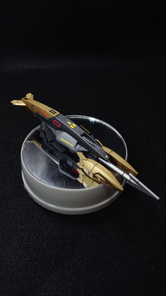 メイン武装はメルクワンウェポンズのウォーターニードルガンですどうやったら“水中戦用のストライク”に見えるのか試行錯誤した結果、武器で水タイプっぽく見せることに落ち着きましたアニメではバズーカなどで戦っていましたが、ニードルガンのほうがそれっぽい雰囲気がありますｗ色の塗り分けやデカールで情報量を増やし、なるべく単調にならないよう意識しました