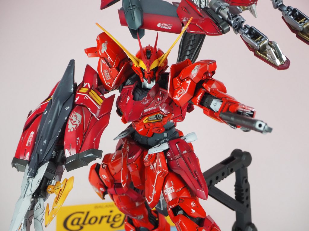 また、アンテナと大きなツインアイはどことなくGセルフの様な…。シールもよく光を反射しますので、ギラリと光る目が楽しめます。