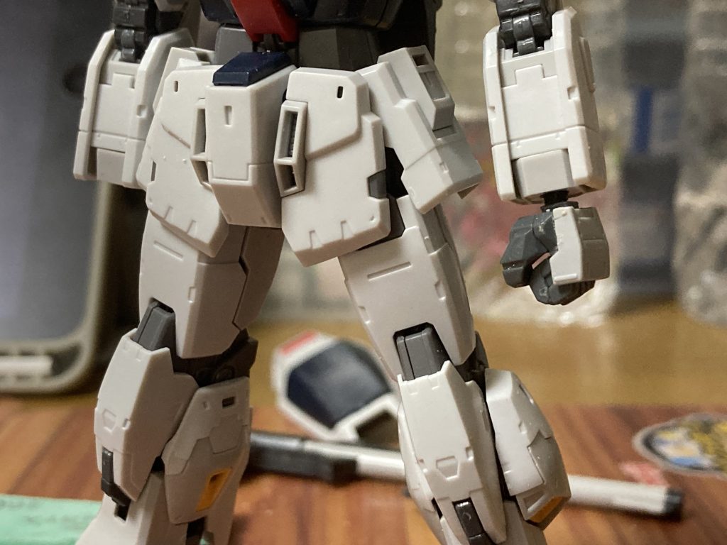 ハンドパーツは武器持ち、握り拳を自作。HGジム改のものをベースにボールジョイントをRGに置き換えて、手の甲をビルダーズパーツにしました。保持力、デザインともに安定したものになりました。