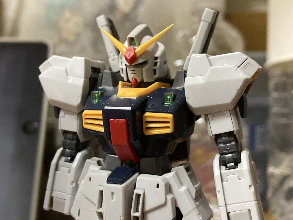 RG特有のディテールのうちくどいと思った肩や膝の掘り込みをヤスって落とし、シンプルにしました。