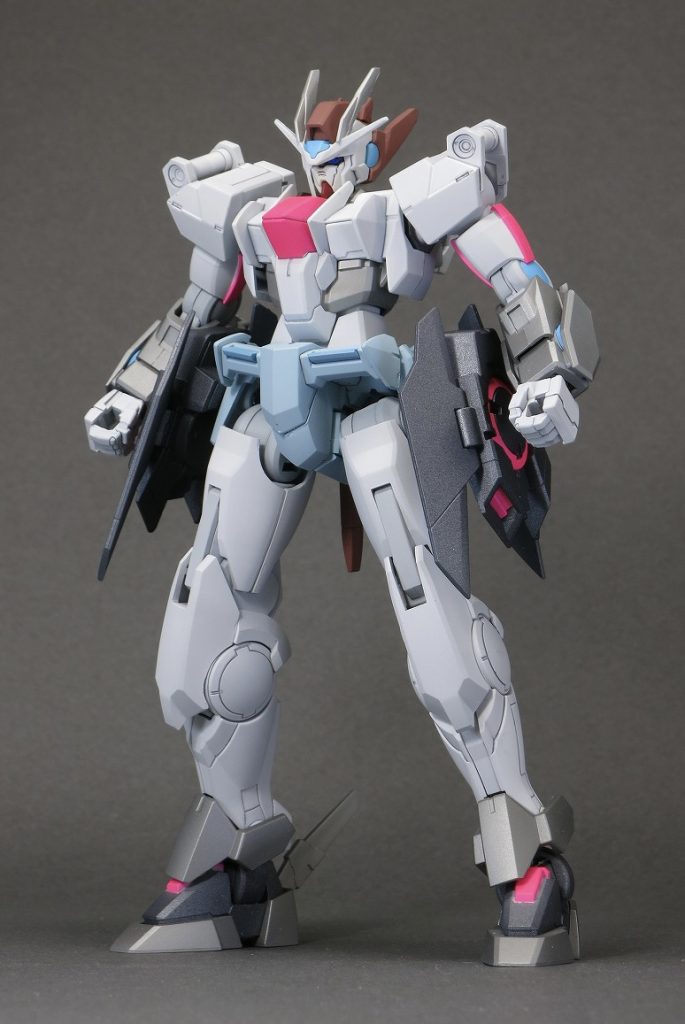 素立ち。腰サイドアーマーにドライヴまわりを乗せているため脇が閉まりませんが、シルエットはだいぶブルボン