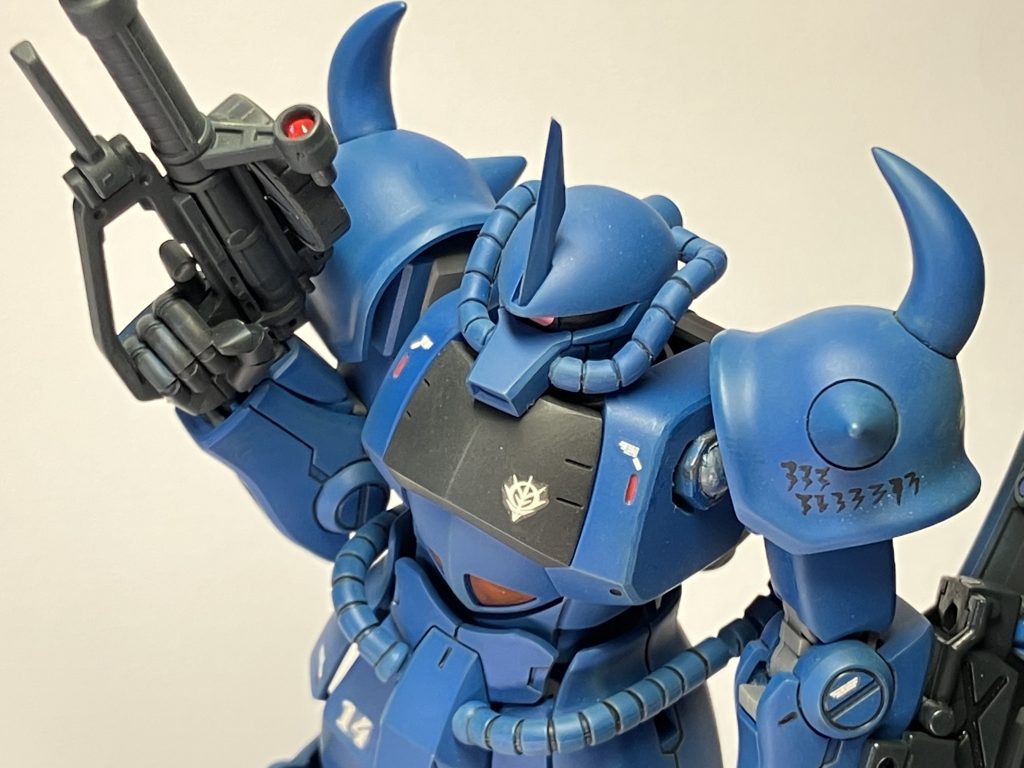 肩アーマーには撃墜マークがありますがどんな模様かは分からないので現地で簡単に描けてかつ乱雑に仕上げた風にマーキングしました。自分でもなんなのかわかりません（笑）リバイブグフですが気持ちよく作れました。正直今までで一番作っていて楽しいキットですね。御観覧ありがとうございました😊