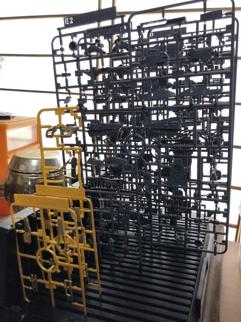 初めての塗装ってこともありかなり慎重にやってました。パーツはランナーから外さずにそのまま塗ってってやってたけど今考えたら外した方が絶対良かった‥当時はネコの手持ってなかったのです‥許して下さい‥