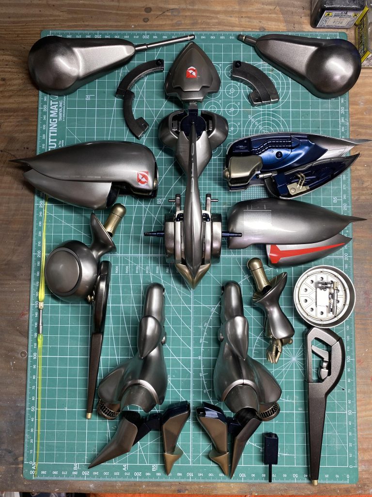 実は足の基部が差し替えで、爪先立ち出来る機構があります。