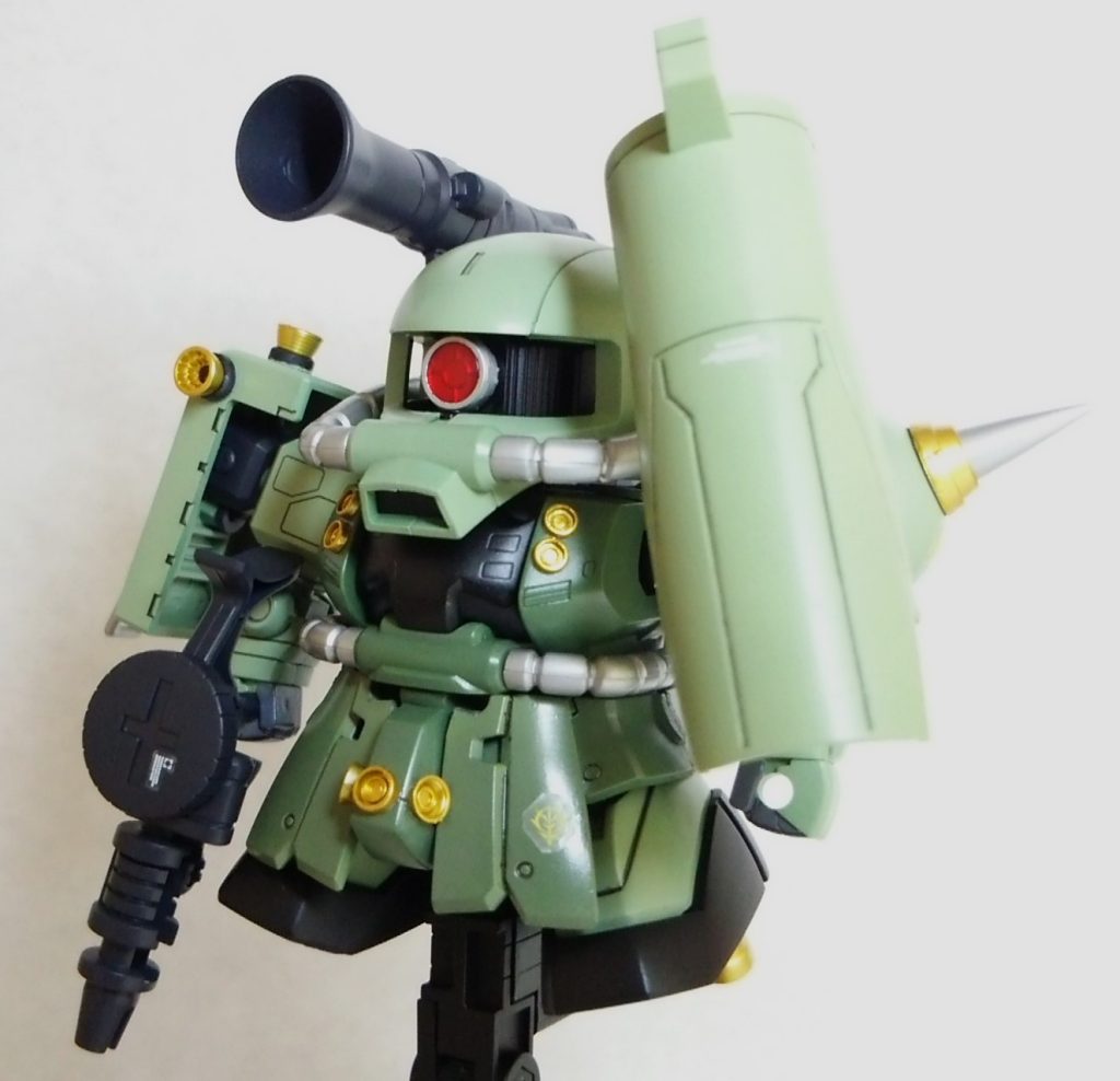 アーム装備は盾と交換可能。反省点はザクヘッドのど真ん中の合わせ目が酷いですね。口をプラのこぎりで切り離し後付けしたほうがいいですね。