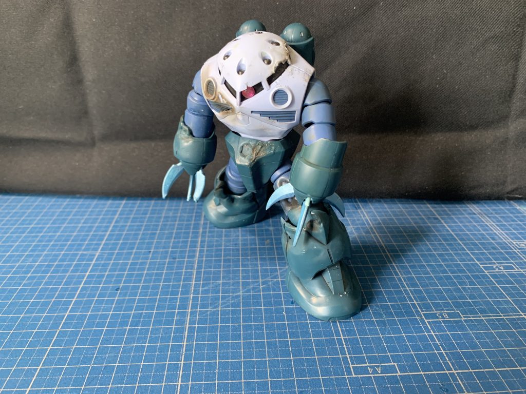 ダメージを受けて瀕死ではあるがまだ戦い続けようとしている、というコンセプトです