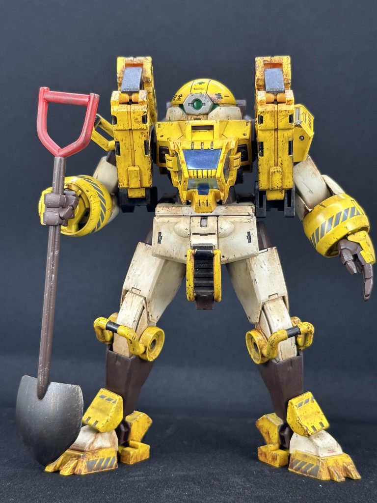 アームは折り畳めます。スコップはプラ板とプラ棒で作ってます。