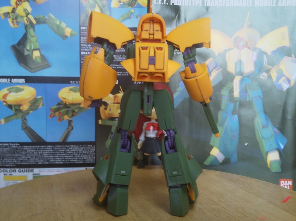 :後ろだ。色分けされてない各スラスターやバーニア内部及び足の裏面の爪先と踵の裏面にも色分けされてない(脛外側左右のバーニアも含む)バーニアの外側を塗装したぞ。