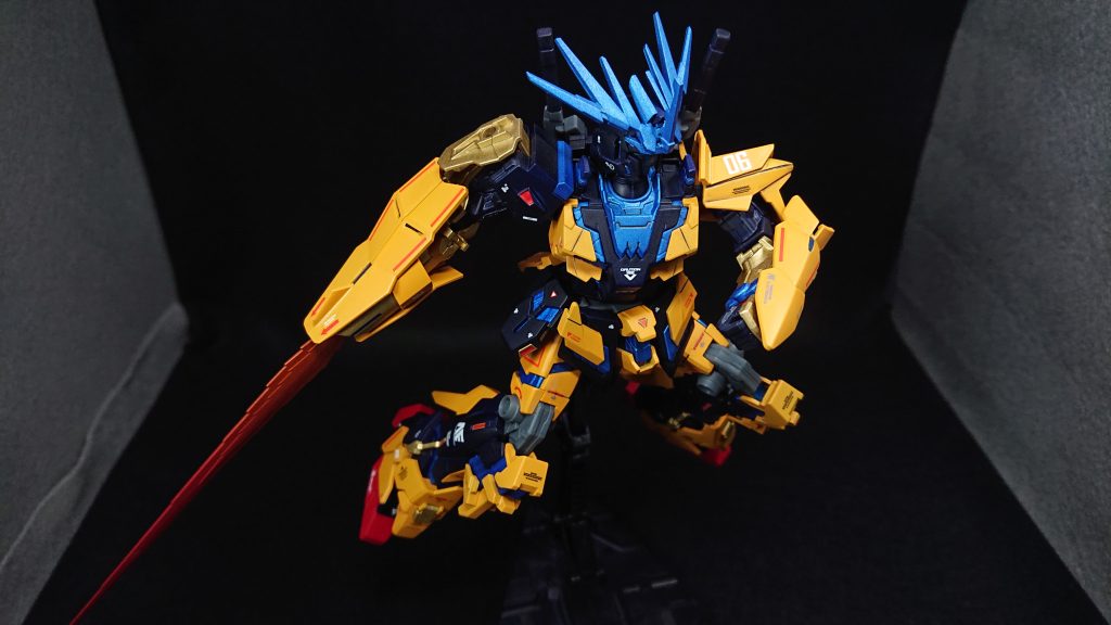 機体カラーはサイコフレームをライトメタリックブルーで塗装すると決めていたので、それに合わせてダークブルーとブリリアントオレンジを選びましたダークブルーとオレンジだけでまとめると地味すぎるかなと考え、足元にはワンポイントでイタリアンレッドを腕にはゴールドを入れてメリハリが生まれるようにしてみました