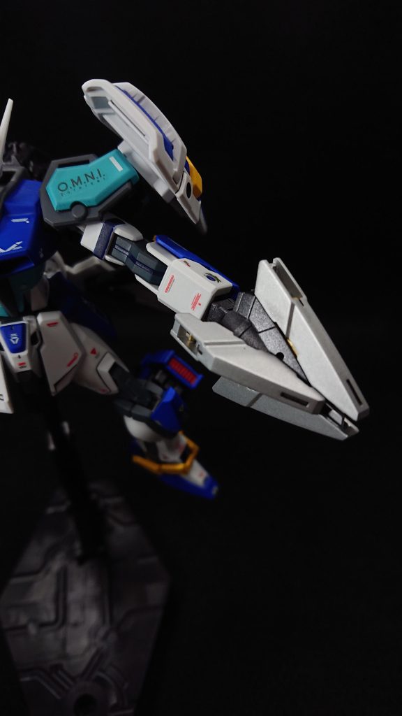 左腕のハンドパーツは30MMのクローアームに変更してみました参考資料として水中用モビルスーツを調べていると、大体爪がある気がしますなので自分もそれに倣い左腕にだけクローアームを付けてみたのですが、なかなか悪くないシルエットになったので気に入っています