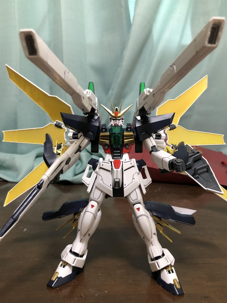 ツインサテライトキャノンを展開するとこんな感じ。後ろのリフレクターは特に塗装せずに手足の放熱のところはゴールドに。旧キットのDXをイメージした結果こうなりました。ここ黄色はなんか違うなーと前から思ってたので。