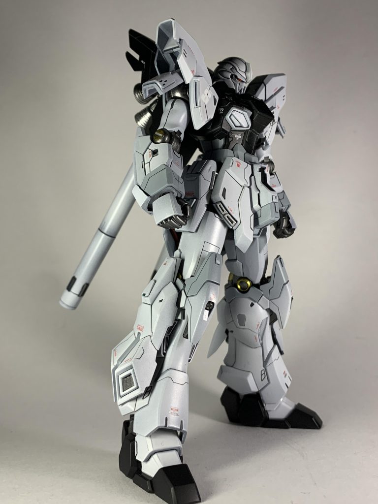 ななめまえからエングレービングは削り落としですが、袖に関してはパテも使用し通常の装甲になるように整形しています。その他本体は首を延長、全身に筋彫りを追加することで情報量を上げています。