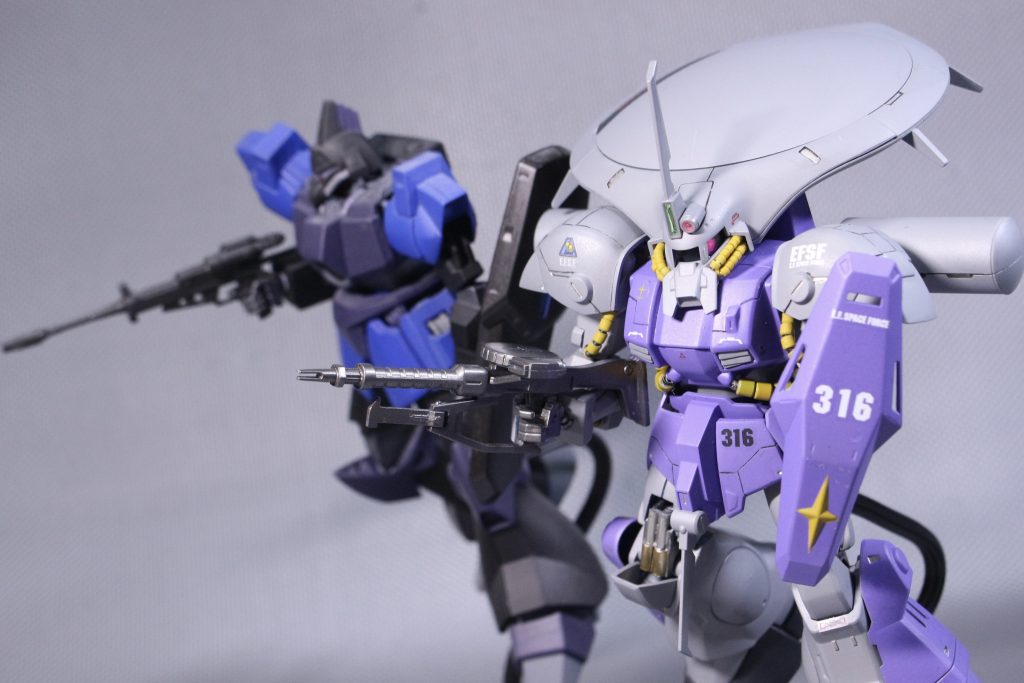 同じくバトオペカラーのガルバルディβと。アイザック、バトオペで実は一番乗ってる機体じゃないか?っていうMSです。前々から愛機仕様で作りたいと思ってたのですがHGUC再販のタイミングで運良く買えたのでラッキーでした。やはりスジボリがまだまだ綺麗にいかず線が均一にならない点はまた今後の課題です。塗装も元々ただのグレーではなくシルバーとグレーを混ぜたカラーで、塗装した後は想定してた雰囲気が出たのですが最後のトップコートで質感が大分変わってしまいました。光沢にすれば良かったかな… 今後に活かしたいと思います。