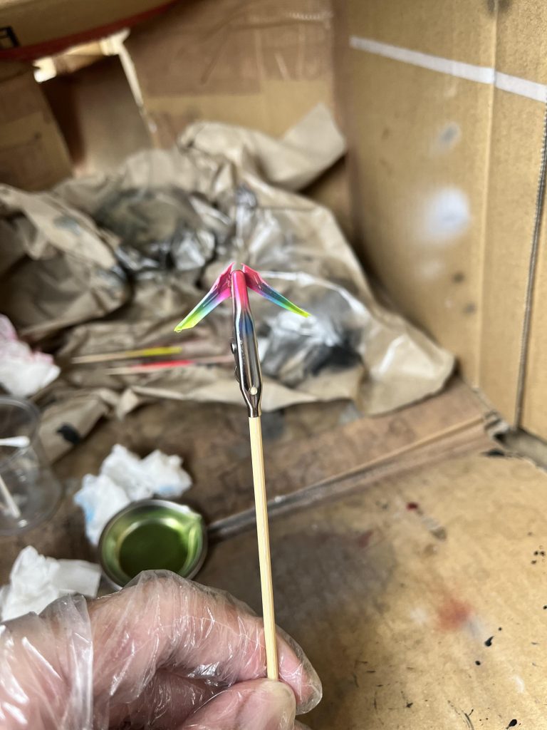 蛍光ピンク、蛍光ブルー、蛍光イエローをグラデーションして最後にシルバーで塗装しました。全て黒下地にシルバーから各カラーと言った感じです。白はスーパーシェルホワイト(F)とEXクリア(G)とガラスパール(G)で3〜5層重ねて塗りました。クリアホワイトをシルバーの上に塗ると青っぽくなるので、青っぽくならないように気を使いました。