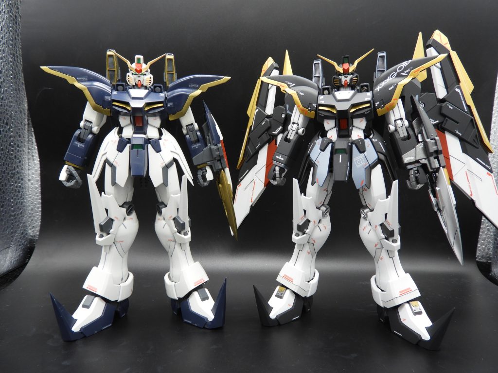 左は成型色のもの。頭が白いのはデスサイズらしくないと思い、どうせならと全身TV版カラーにしてみました。