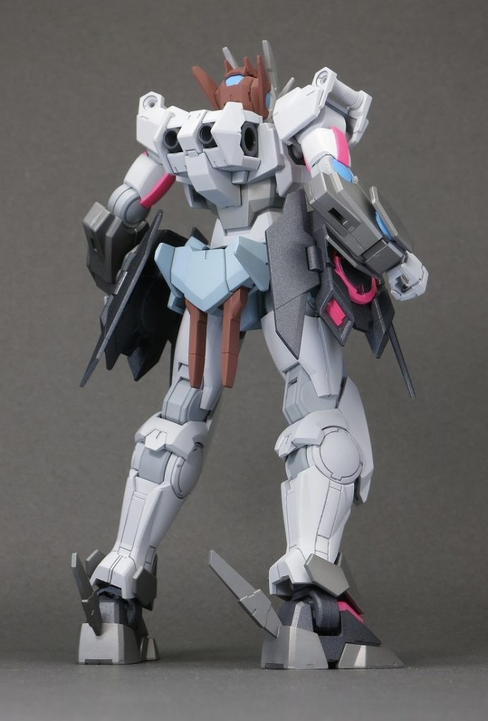 背面。サーベルしっぽがチャームポイントです。踵のフィンはGNソードⅡのセンサー部分を使って作りました
