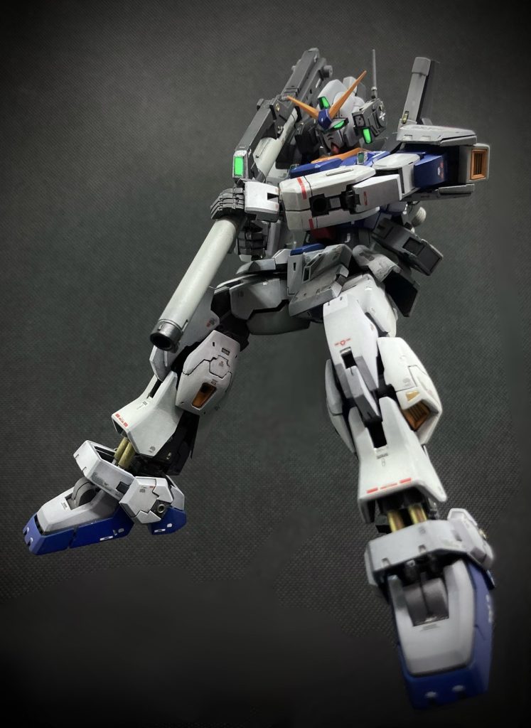 さすがRG。プロポーションは微妙でしたが、各関節の可動域は完璧です。バズーカを両手で構えるポーズも自然です。