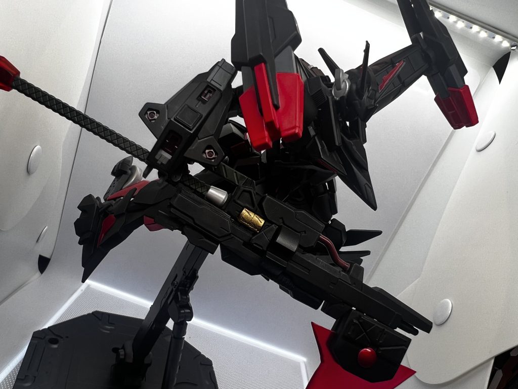 今回は忖度抜きの厨二要素極振りで作りました個人的には趣味にも魔改造具合もすごく良く作れたのですが撮影がスマホのせいなのか写真移りが少し全体的に暗く見えてしまうのが玉に瑕でした…またリメイクして再投稿したいです…黒くて鎌持つ機体はやっぱり最高そもそもこの機体を作った理由はYouTubeでグル○オンという機体を見てしまいそのプラモを探していたのですが元々赤バンダイ以降再販を録にされていないダンボール戦記のキット(さらにwars)と言うのもありどこを探しても見つからないという状況が続いていたのでとうとう業を煮やして次作るガンダムにその要素入れ込んで作ろうとしたのがことの発端でした…今までにないほど難航しましたが本当に悔いなく作れました…また次の作品を覗いてくれたら嬉しいです。