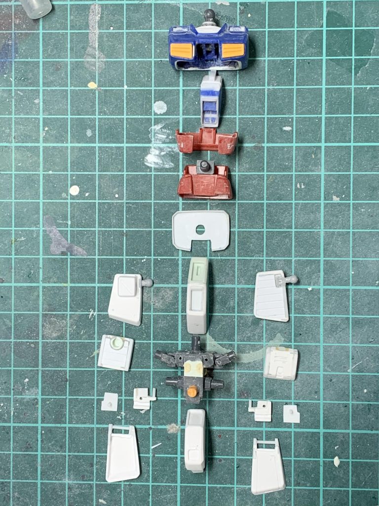 胴体の製作工程です。リヴァイブガンダムを芯にして、アレックスのパーツをつけ足したような感じですね。
